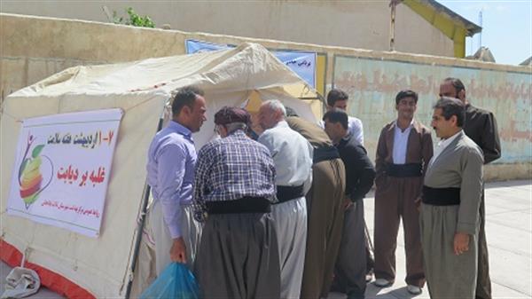 برپایی چادر سلامت توسط شبکه بهداشت و درمان شهرستان ثلاث باباجانی و هلال احمر در شهر تازه آباد به مناسبت هفته سلامت