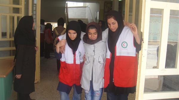 مانور زلزله با همکاری جمعیت هلال احمر در  دبیرستان دخترانه حجاب اجراشد