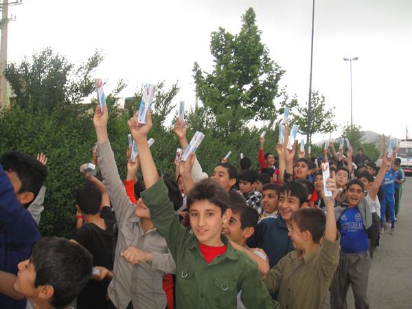 توزیع خمیردندان در مدارس شهرستان ثلاث باباجانی بمناسبت هفته سلامت