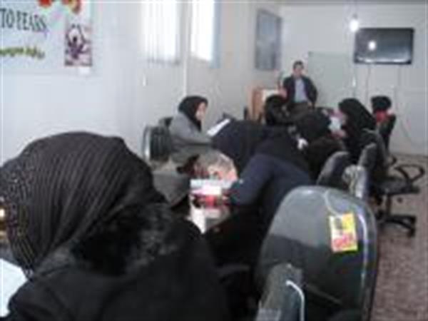 آزمون نیاز سنجی ماماها شاغل در مراکز بهداشتی درمانی  همزمان با کل  استان در مرکز بهداشت ثلاث برگزار گردید