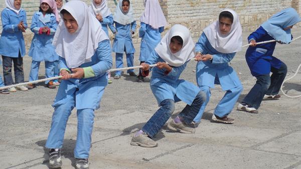 برگزاری مسابقه طناب  کشی در دبستان دخترانه گلها :