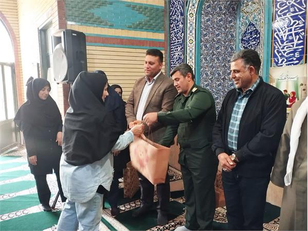 به مناسبت هفته جوانی جمعیت مراسمی توسط شبکه بهداشت و درمان شهرستان ثلاث باباجانی و همکاری کمیته امداد امام خمینی(ره) این شهرستان، در مسجد امام رضا(ع) برگزار شد.